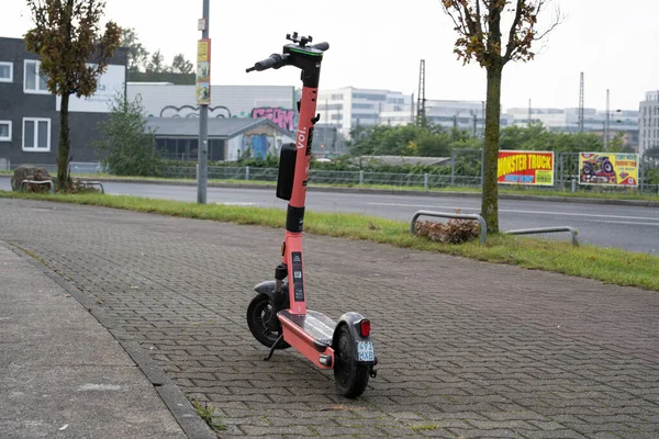 Scooter Électrique Marque Voi Sur Trottoir Düsseldorf Allemagne — Photo