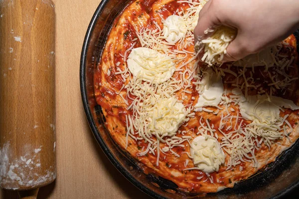 Mano Femenina Cubre Pizza Casera Margherita Con Queso —  Fotos de Stock