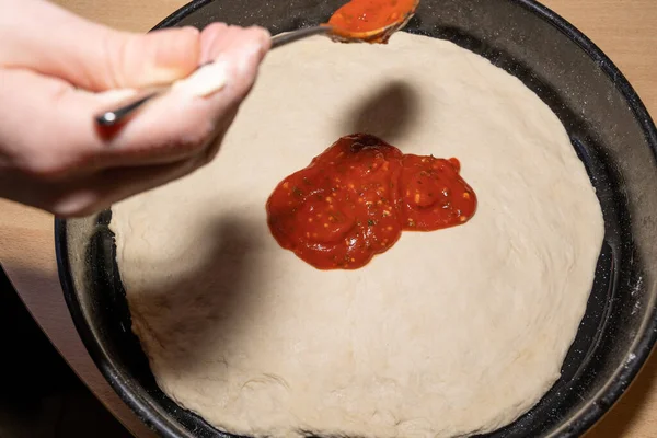 Mano Femenina Cubre Una Masa Pizza Casera Con Salsa Tomate —  Fotos de Stock