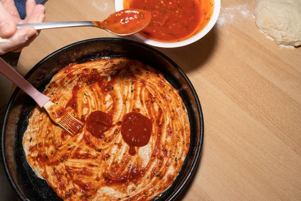 Salsa Tomate Femenina Con Una Cuchara Sobre Pizza Casera —  Fotos de Stock