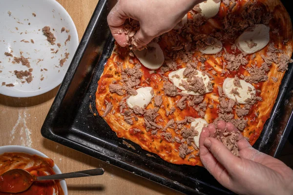 Manos Femeninas Rematando Pizza Casera Con Atún —  Fotos de Stock