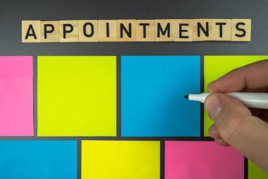 Randevular için gri tahtaya boş renkli notlar