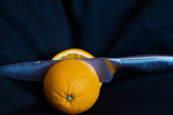 Апельсин, нарезанный сочным ножом — стоковое фото