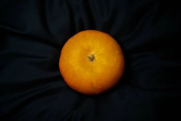 Хэллоуин праздник апельсиновая тыква на черном фоне — стоковое фото