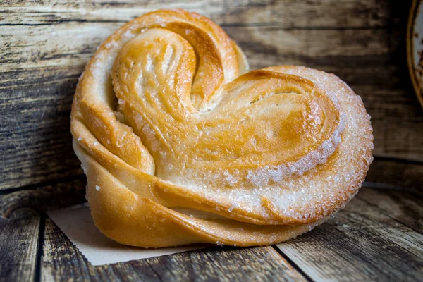 Masada kalp şeklinde güzel bir çörek var.