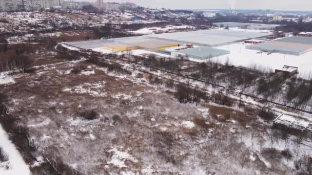 Complexe de serres à la périphérie de la ville en hiver, vue dégagée. — Video