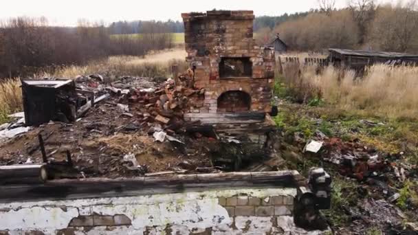 Um fogão de tijolo vermelho no local de uma casa rural queimada, vista aérea — Vídeo de Stock
