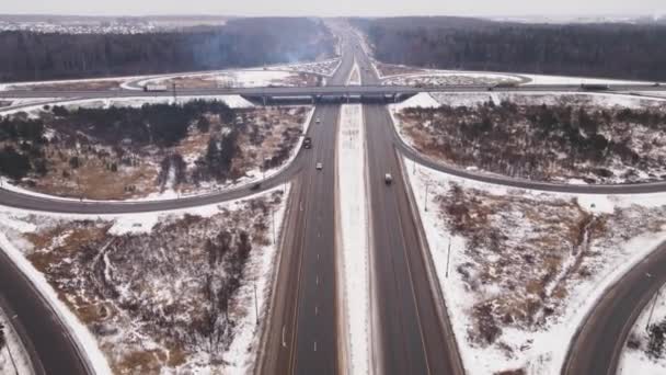 Rond-point avec pont automobile en hiver, vue aérienne. — Video