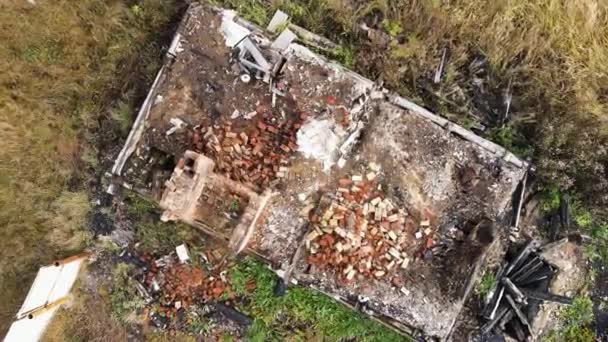 Выжженный заброшенный дом с выходящим камином, видом с воздуха. — стоковое видео