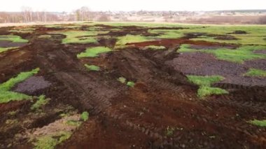 Tarımsal alanlarda gübre yığınları, hava manzarası. 