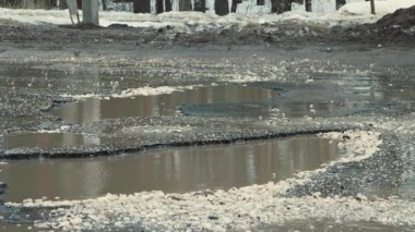 Kötü havalarda suyla derin çukurlar, kötü hasar görmüş yol altyapısı.