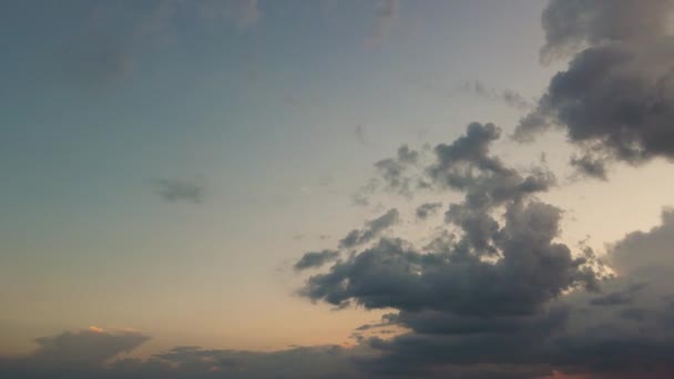Красивая панорама темного вечернего неба с голубыми облаками в солнечном свете. — стоковое видео