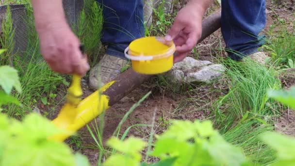 A közeli kéz sárgára festi a csövet ecsettel.. — Stock videók