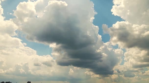 Движущаяся панорама голубого вечернего неба с серыми облаками в солнечном свете. — стоковое видео