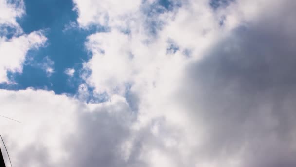 Amplio ángulo panorámico del cielo azul con nubes blancas. — Vídeos de Stock
