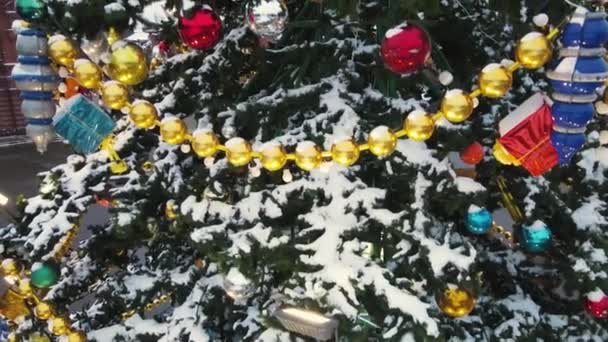 Красиві прикраси на новорічній ялинці, вид з повітря . — стокове відео
