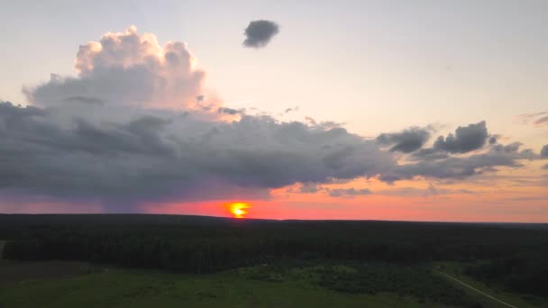 Panorama des wunderschönen orangen Abendhimmels mit der Sonne über dem Horizont. — Stockvideo