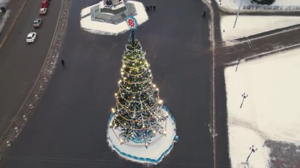 Fantastisch, mooie kerstboom op het stadsplein, vanuit de lucht. — Stockvideo