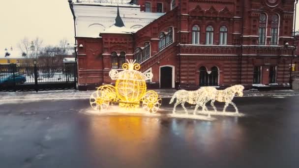 Konie i przewóz girlandy, dekoracja ulicy na nowy rok. — Wideo stockowe