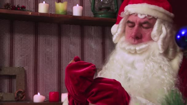 Santa Claus vyhodí do vzduchu prkno v jeho rukou a blahopřeje. — Stock video