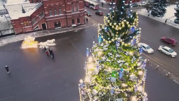 Schöne Dekorationen und leuchtende Girlanden am Neujahrsbaum, Luftaufnahme. — Stockvideo