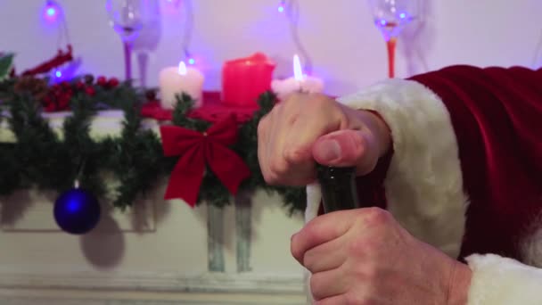 Close-up van Santa Clauss handen proberen om de champagne te openen, mislukt. — Stockvideo
