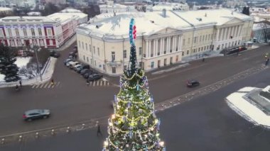 Şehir meydanında parlayan güzel bir Noel ağacı, hava manzarası..