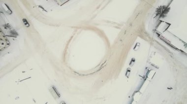 Kar fırtınasından sonra şehir yolundaki arabalar karla kaplandı.. 