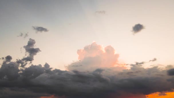 Широкоугольная панорама ночного неба с серыми облаками в солнечном свете. — стоковое видео