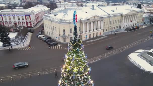 Indah, bersinar pohon Natal di alun-alun kota, pandangan udara. — Stok Video
