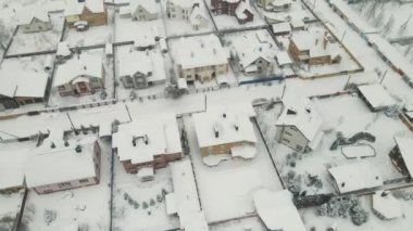 Kar fırtınasından sonra karla kaplı bir banliyöde köy apartmanları. 
