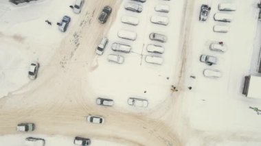 Arabalar kar fırtınasından sonra gider ve karla kaplanır..