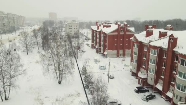 Сучасні триповерхові будинки покриті снігом після хуртовини.. — стокове відео