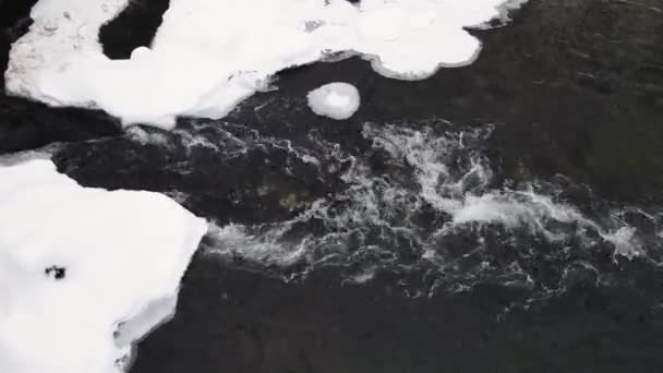 Snelle toeloop van een berg rivier in de winter, antenne uitzicht. — Stockvideo