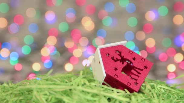 Yeşil süslemeli kırmızı Noel evi, Noel arkaplanı, kopyalama alanı. — Stok video