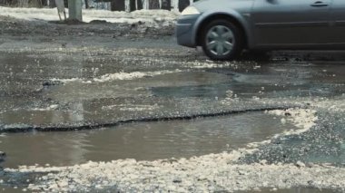 Asfalttaki büyük çukurlar, yağmurdan sonra yol altyapısı zarar gördü.