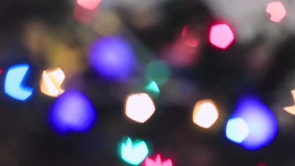 З фокусу Різдвяні кольорові вогні мерехтять красиво . — стокове відео