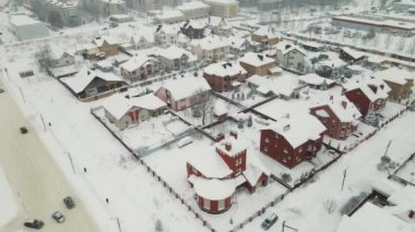Kar fırtınasından sonra karla kaplı bir banliyöde tek katlı yerleşim yerleri..