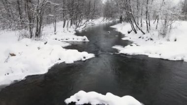 Buzsuz bir nehri ve havadan manzarası olan harika bir kış manzarası.. 