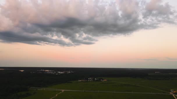 Panorama del bellissimo cielo arancio serale con nuvole grigie alla luce del sole. — Video Stock