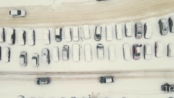 Автомобили на парковке, покрытой снегом после снежной бури. — стоковое видео