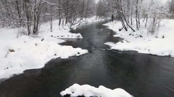 Maravilloso paisaje de invierno con un río sin hielo, vista aérea. — Vídeos de Stock