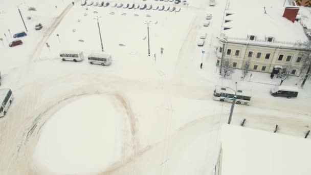 Em uma estrada coberta de neve, depois de uma nevasca, um ônibus e um carro estão indo. — Vídeo de Stock