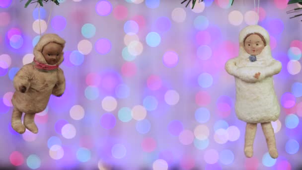 ヴィンテージクリスマスおもちゃ黒の女の子と雪の乙女、コピースペース. — ストック動画