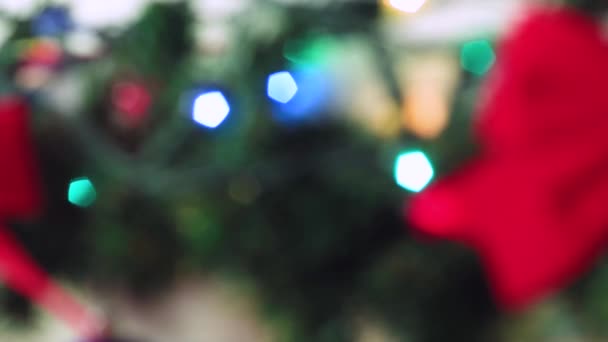 Navidad luces multicolores queman brillantemente fuera de foco. — Vídeo de stock