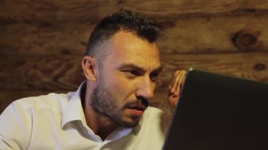 Gergin bir işadamı viskisini ovuşturur, kahve içer, kayıplar onu üzer.