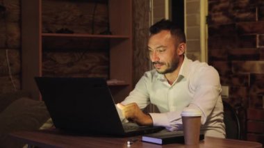 Beyaz tebessümlü yakışıklı bir işadamı, kar elde etti.. 