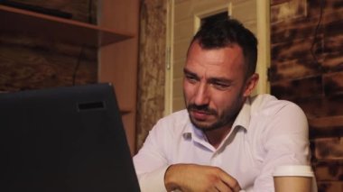 Kederli bir işadamı para sayıyor, kederli, beklenmedik harcamalar yapıyor..
