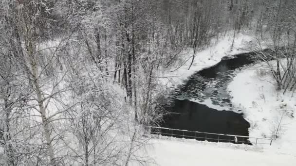 Espectacular paisaje invernal con un río sin hielo, vista aérea. — Vídeo de stock