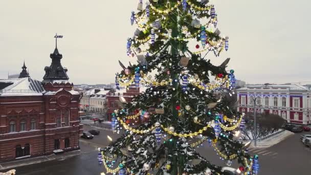 Wysoki, wspaniały Nowy Rok drzewo na rynku miasta, widok z lotu ptaka. — Wideo stockowe
